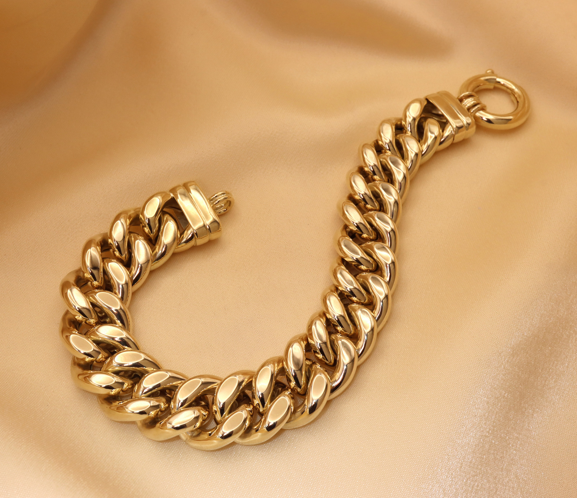 Goldene Panzerarmband mit 15 mm Breite, detailreiches Design, elegant auf goldfarbenem Stoff präsentiert.