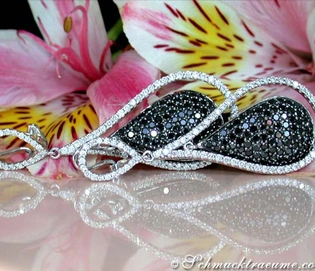 Weißgold-Ohrringe mit schwarzen und weißen Diamanten, auffällig schimmernd