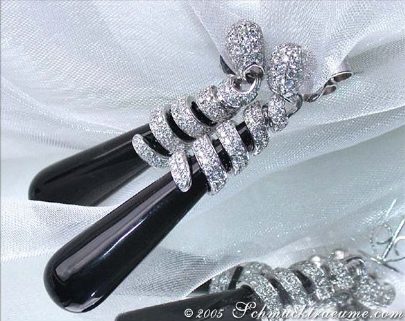 Onyx-Ohrhänger mit Brillanten auf weißem Hintergrund