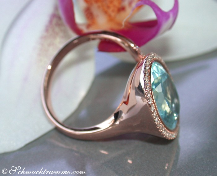 Interessanter Blautopas-Ring mit Diamanten, Detailaufnahme auf Silberhintergrund