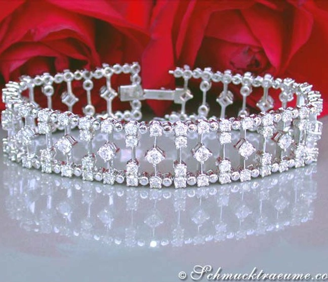 Glänzender Diamant-Armband mit feinen Strukturen, rote Rosen im Hintergrund Glänzender Diamant-Armband mit feinen Strukturen, rote Rosen im Hintergrund