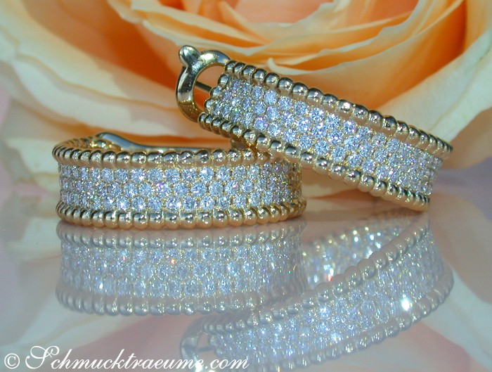 Gelbgold 750 Creolen mit 2.870 TW VS Diamanten auf Rosenblüte.