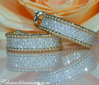 Gelbgold 750 Creolen mit 2.870 TW VS Diamanten auf Rosenblüte.