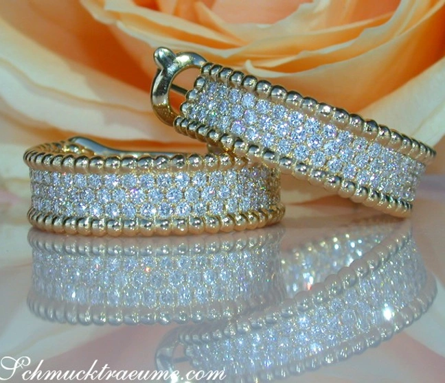 Gelbgold 750 Creolen mit 2.870 TW VS Diamanten auf Rosenblüte. Gelbgold 750 Creolen mit 2.870 TW VS Diamanten auf Rosenblüte.