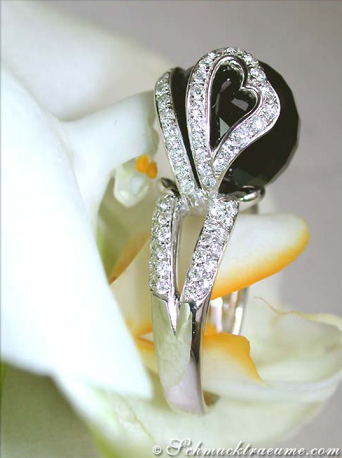 Weißgold-Onyx-Ring mit Brillanten auf Orchidee