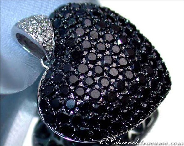 Detailansicht des Herz-Anhängers mit schwarzen Diamanten, verziert in Weißgold 585.