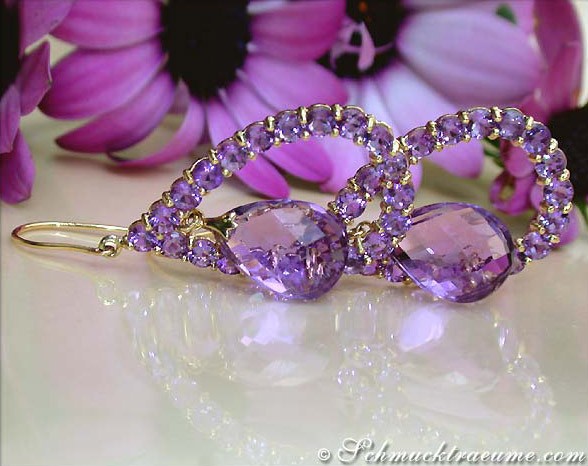 Prächtige Amethyst-Ohrhänger in Gelbgold 585, umgeben von violetter Blume
