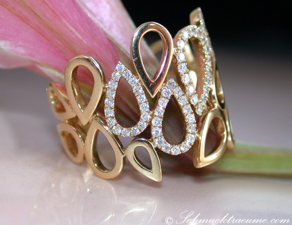 Goldener Diamant-Ring mit Tropfen-Design auf Blüte, detailreich, elegant.