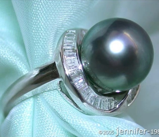 Tahitiperlenring mit Trapez-Diamanten auf Silbergrund, detailreich auf Satin.