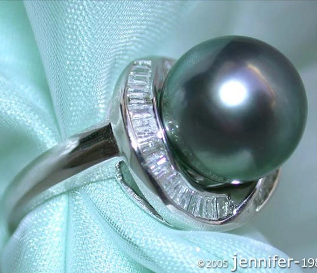 Tahitiperlenring mit Trapez-Diamanten auf Silbergrund, detailreich auf Satin. Tahitiperlenring mit Trapez-Diamanten auf Silbergrund, detailreich auf Satin.