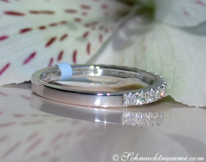 Edler Diamanten Memory Ring, Detailaufnahme, glänzender Diamant, weißgoldene Schmuckkunst