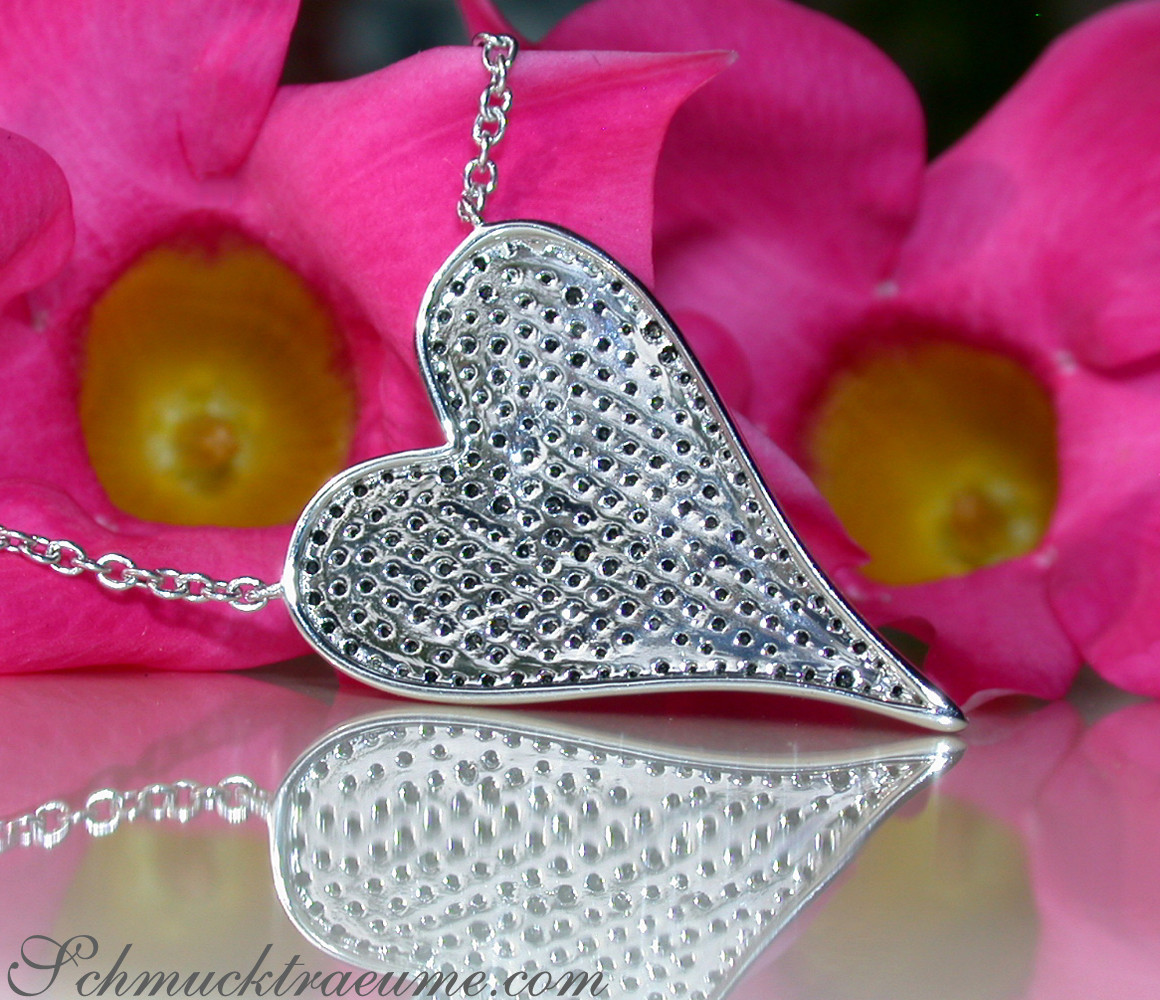 Herz-Anhänger aus Weißgold mit schwarzen Diamanten, Detailaufnahme vor Blüte.