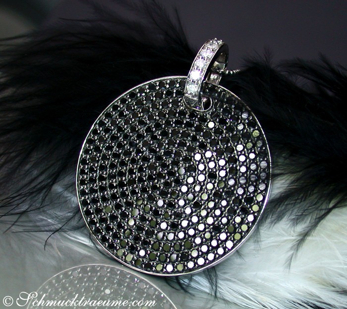 Detaillierter Clip-Anhänger mit schwarzen Diamanten und weißen Brillanten, hochkarätig verarbeitet.