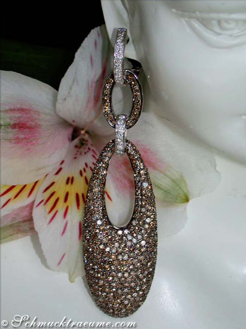 Ohrhänger mit braunen & weißen Brillanten, Detailaufnahme, lang, weißgold 750