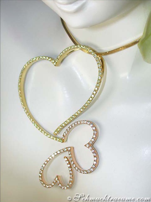 Goldener Herz-Anhänger mit weißen & gelben Brillanten, Detailansicht, elegant und glänzend.