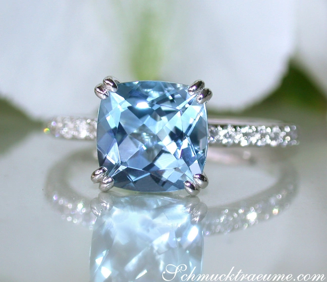 Weißgold-Aquamarin-Ring mit Diamanten-Kragen, Detailaufnahme, elegant, blau leuchtend Weißgold-Aquamarin-Ring mit Diamanten-Kragen, Detailaufnahme, elegant, blau leuchtend