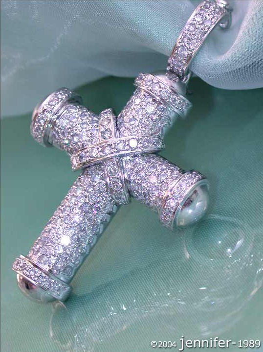 Weißgold Kreuzanhänger mit Brillanten, Detailaufnahme, aufgewickelt auf Stoff.