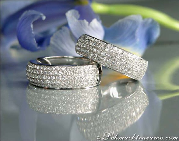 Opulente Brillanten Pavé Creolen in Weißgold: Stilvolle Ohrschmuck mit funkelnden Diamanten