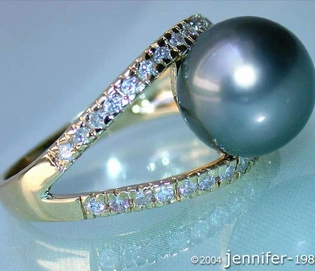 Goldener Tahitiperlenring mit Diamanten, detailreich, elegant, modern.