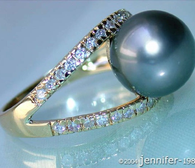 Goldener Tahitiperlenring mit Diamanten, detailreich, elegant, modern. Goldener Tahitiperlenring mit Diamanten, detailreich, elegant, modern.