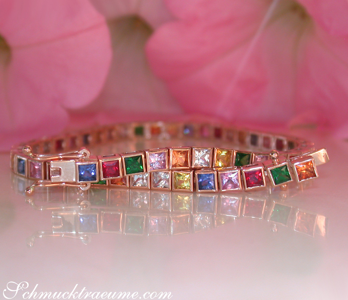 Prachtvolles Multicolor Saphir Armband mit Rubinen und Tsavorites in Princess Schliff, roségoldene Verarbeitung.