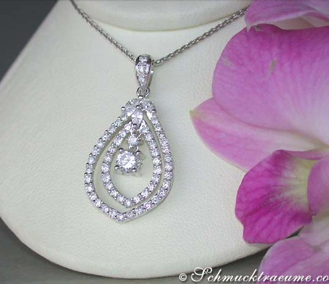 Weiße Diamantanhänger in Weißgold 750, detailreich, auf Halskette getragen, Orchideenblüte im Hintergrund Weiße Diamantanhänger in Weißgold 750, detailreich, auf Halskette getragen, Orchideenblüte im Hintergrund