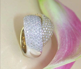 Gelbgold-Weißgold-Ring mit 2.400 Karat Brillanten auf Calla-Blüte
