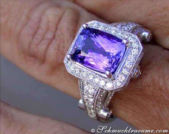 Detail des Tansanit-Rings mit Brillanten, getragen auf der Hand