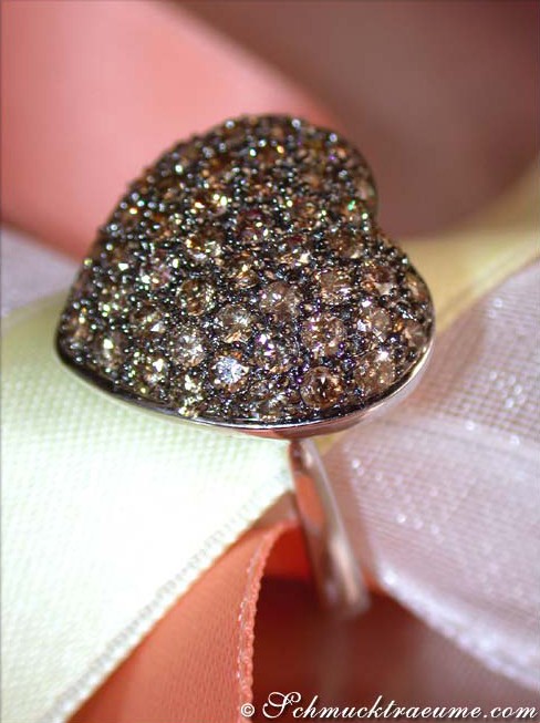 Weißgold Herzring mit braunen Diamanten, Detailaufnahme, elegant, glitzernd