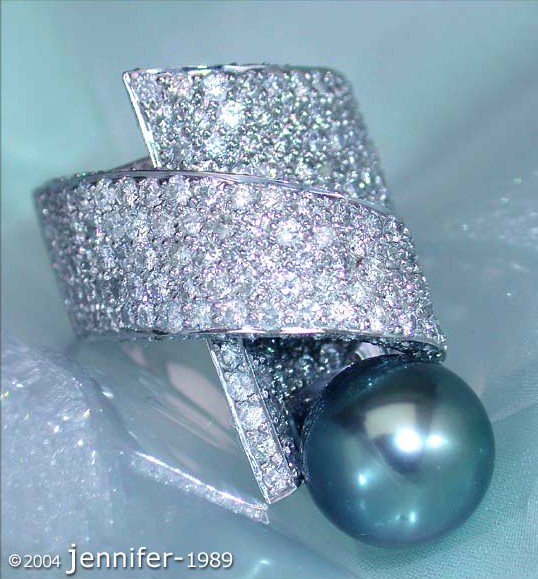 Detailansicht des vollmassiven Tahitiperle-Rings mit Brillanten in Weißgold