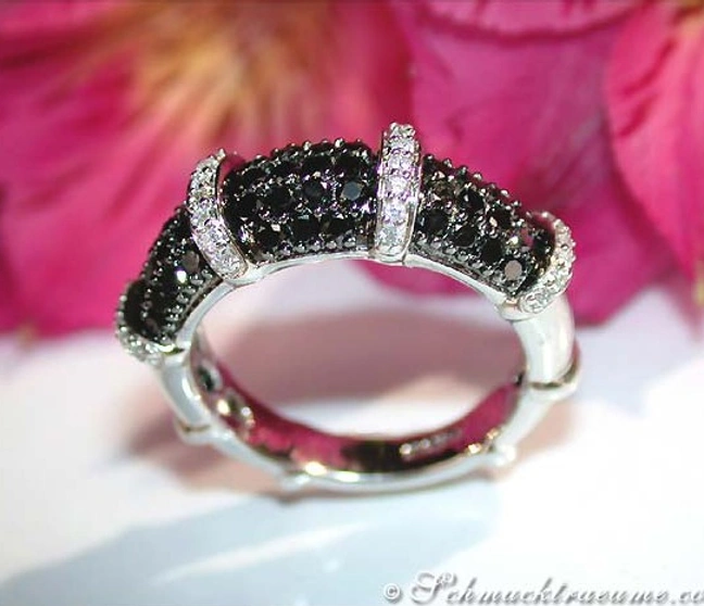 Schwarz-weiß Diamantring mit Verzierungen, Detailaufnahme, elegant. Schwarz-weiß Diamantring mit Verzierungen, Detailaufnahme, elegant.