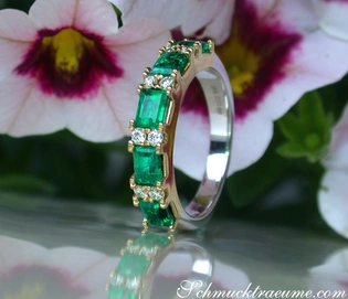 Smaragd-Ring mit Brillanten in Weißgold 750, 5 Smaragde, stilvoll und edel