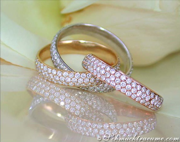 Schlankes Dreifach-Ringset in Weiß-, Gelb- und Roségold, präzise besetzt mit Brillanten.
