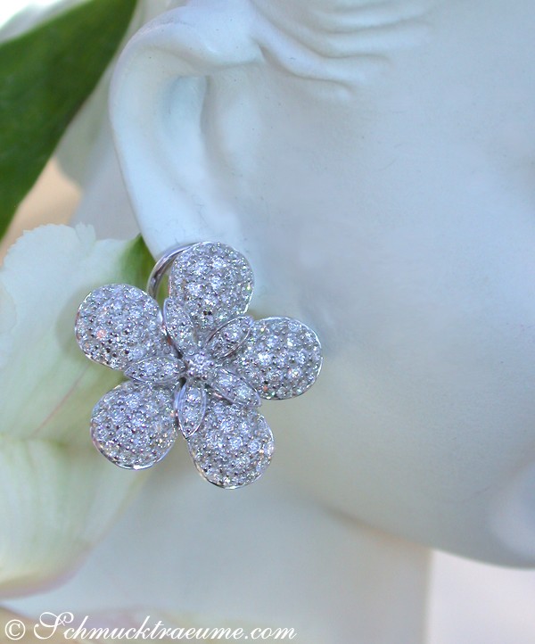 Weißgold-Blumenohrring mit 1.560 Brillanten, detailreich, elegant