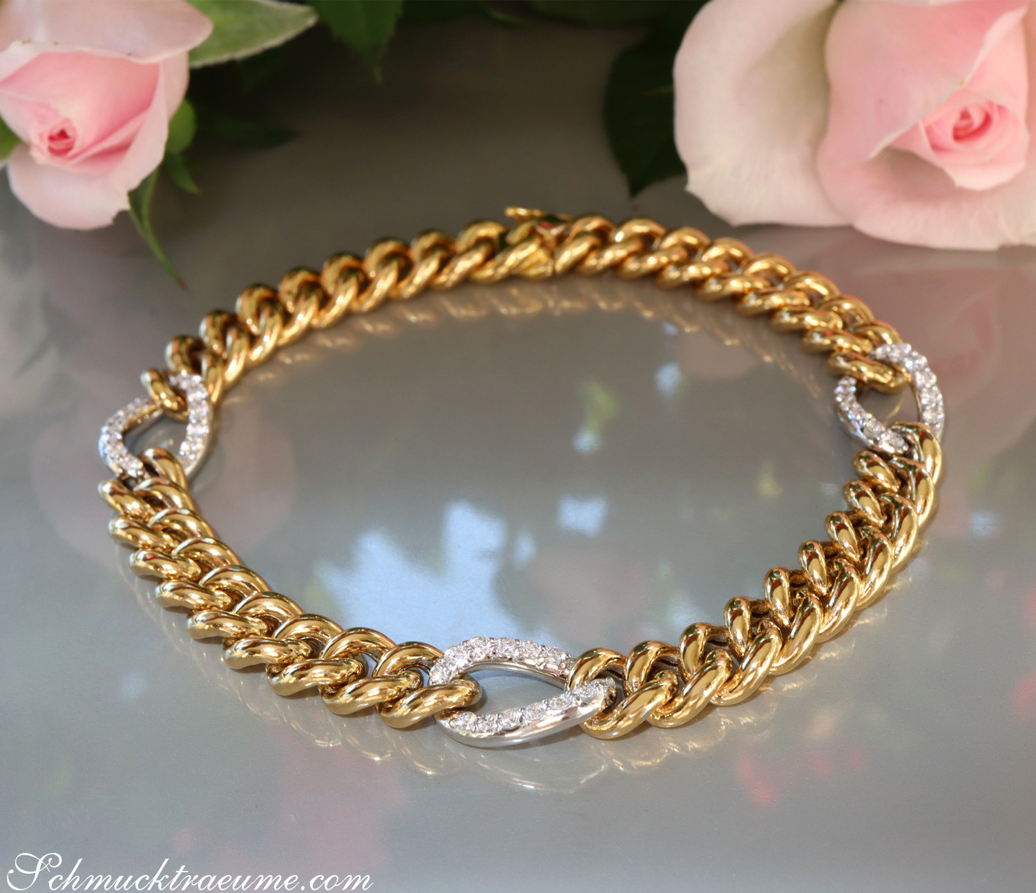 Goldene Panzerarmband-Detail mit Diamanten auf glänzender Oberfläche