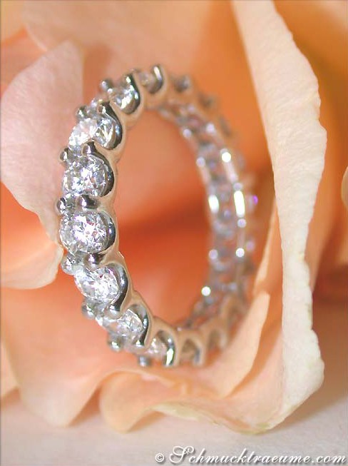 Verziertes Brillant-Memory-Ring-Design in Weißgold, detailreich, makellos, elegant