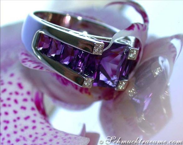Detailaufnahme des Amethyst-Rings mit Diamanten in Weißgold 750