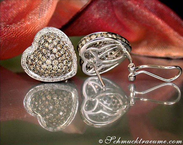 Weißgold Herz Ohrstecker mit braunen & weißen Brillanten, Detailaufnahme