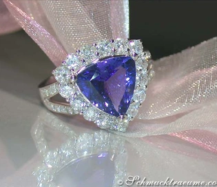 Weißgoldring mit Tansanit und Diamanten, Detailaufnahme, elegant und luxuriös