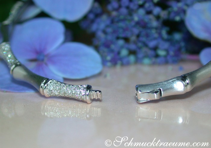 Weißgold 585 Bambusarmreif mit Diamanten, Detailaufnahme, Blütenhintergrund