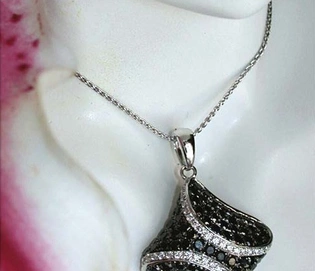 Schwarzgold-Rauten-Anhänger mit schwarzen Diamanten