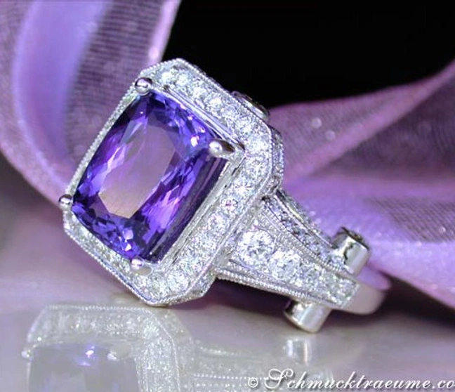 Weißgoldring mit Tansanit und Diamanten, detailreich gestaltet Weißgoldring mit Tansanit und Diamanten, detailreich gestaltet
