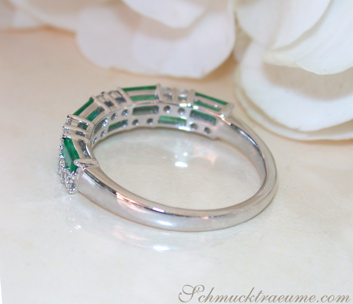 Smaragd- und Brillanten-Bandring in Weißgold, Detailaufnahme, elegant und luxuriös.