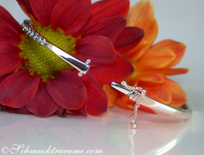 Silberner Armreif mit naturbraunen Brillanten auf Blume, Detailaufnahme