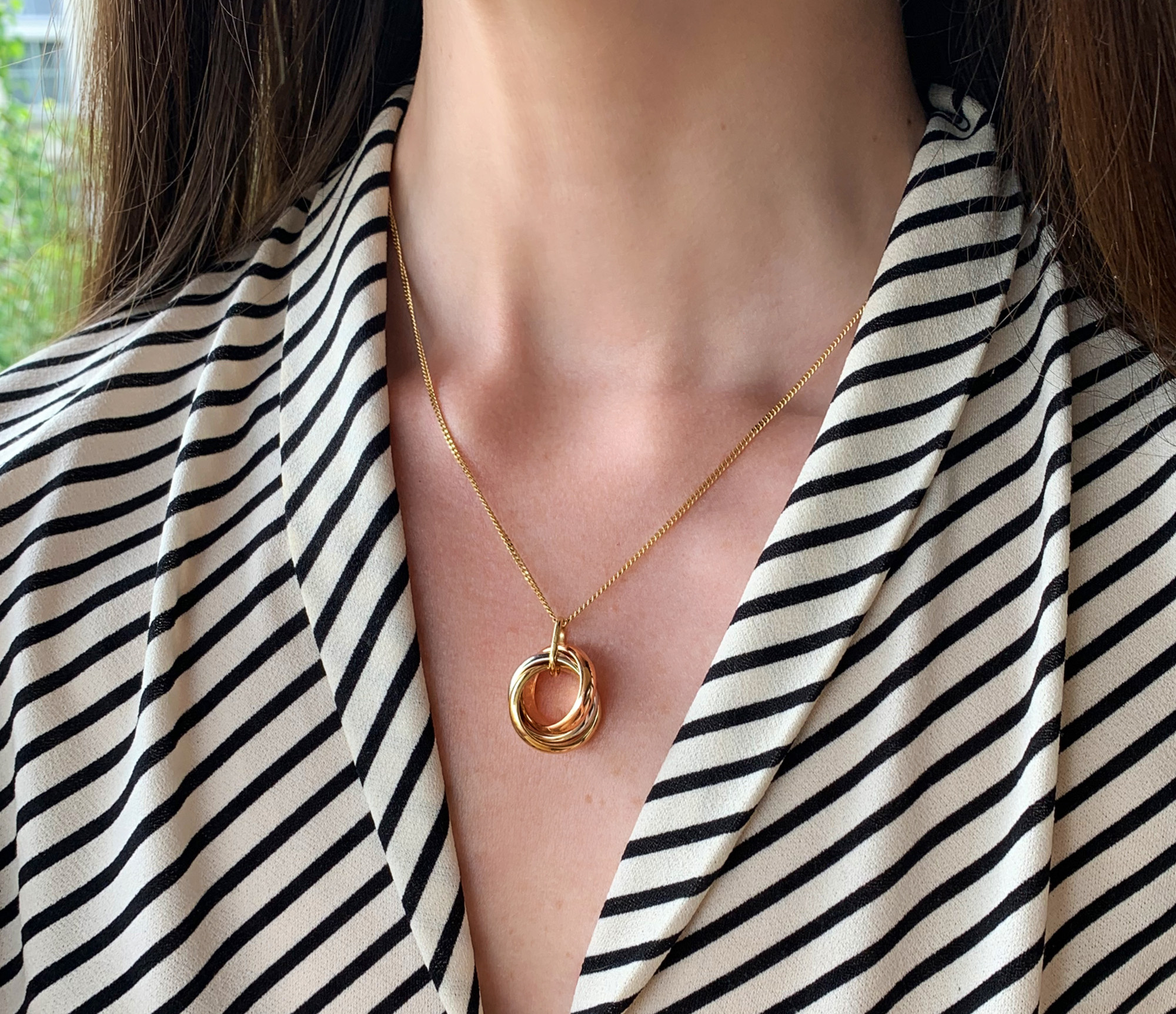 Gold Pur: Tricolor Anhänger in 585 Gelbgold, Weißgold und Roségold, getragen mit gestreifter Bluse