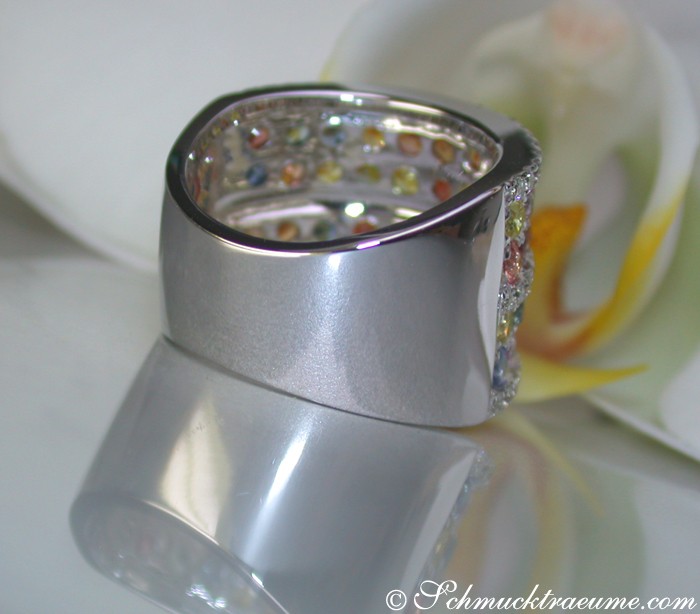 Weißgold-Ring mit Regenbogen-Saphir-Brillanten, Detailaufnahme, elegant und farbenfroh.