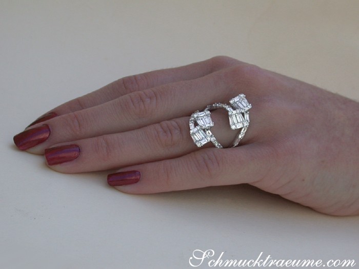 Weißgold 750 Ring mit Baguette- & Brillantschliff, Detailansicht auf Hand.