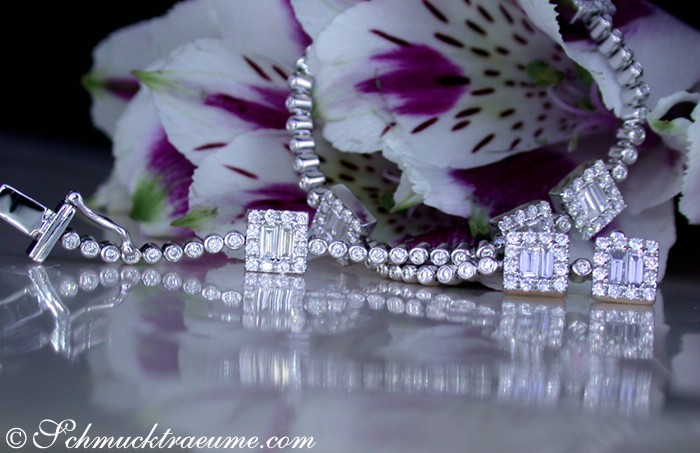 Detailansicht des Diamanten-Armbands mit Baguette-Diamanten auf weißem Hintergrund