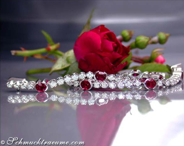 Detailansicht des Rubin-Brillanten-Armbands in Weißgold 750