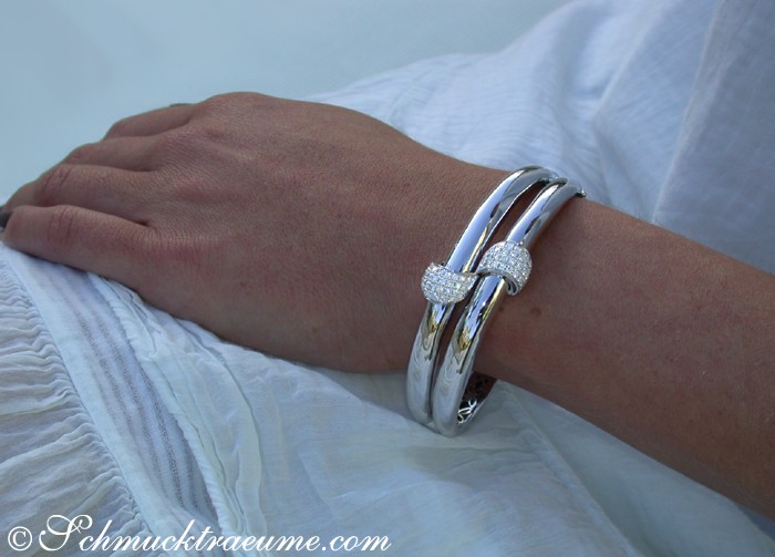 Weißgold-Armreif mit Diamanten, Detailaufnahme, Hand am Arm, elegant, Chic